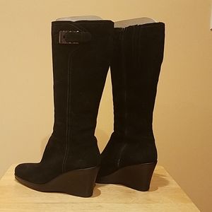 La Canadienne Isadora Black suede boots.